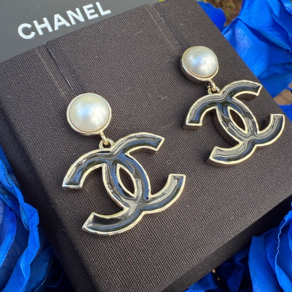 Chanel 25P CC Logo Black Metal Resin Gold Tone Stud White Pearl Pendant Earrings - Picture 10 of 16